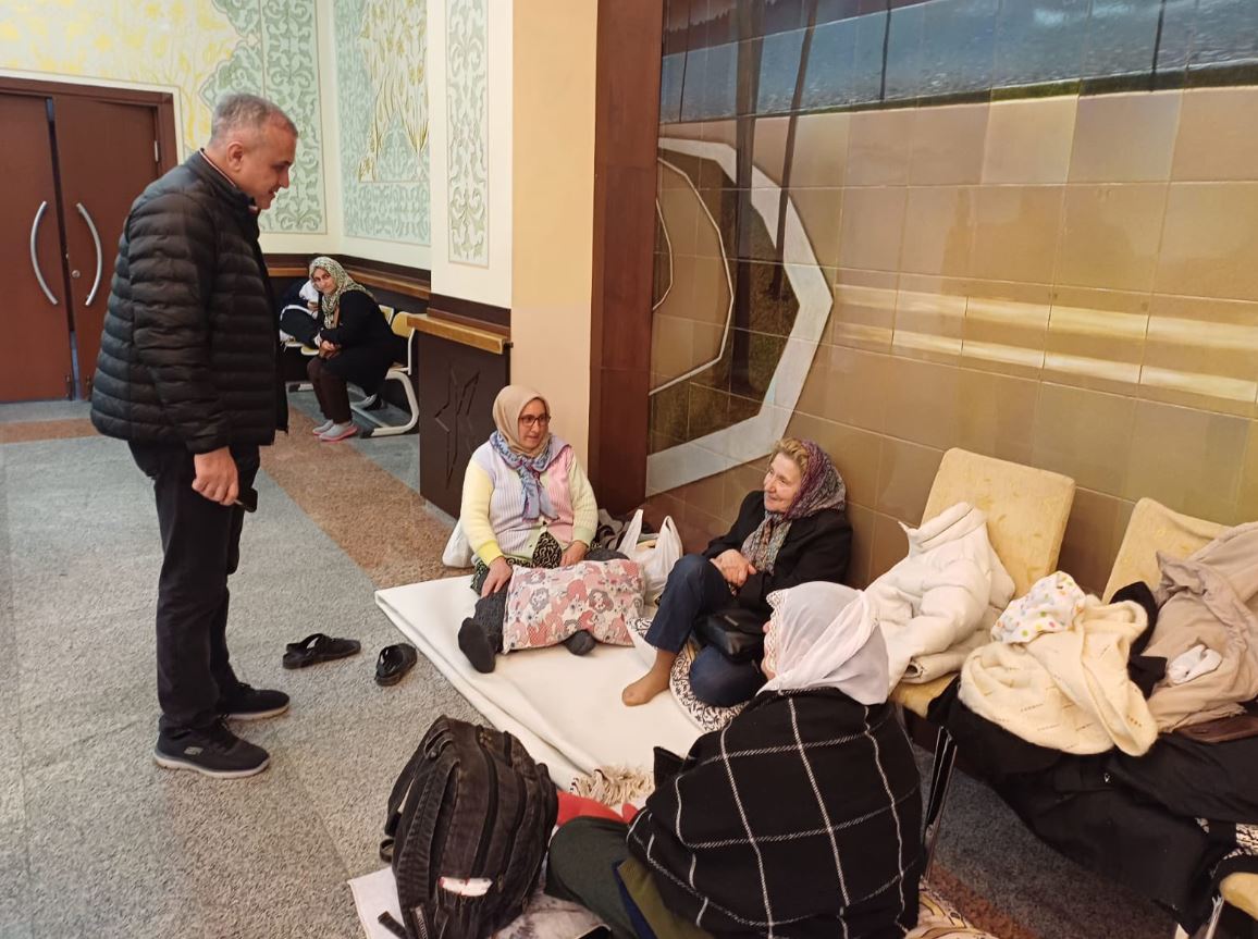 Kaymakamımız Mustafa ANTEPLİOĞLU, mahalle mahalle depremden etkilenip de evlerine giremeyen vatandaşlarımızı ziyaret etti. 