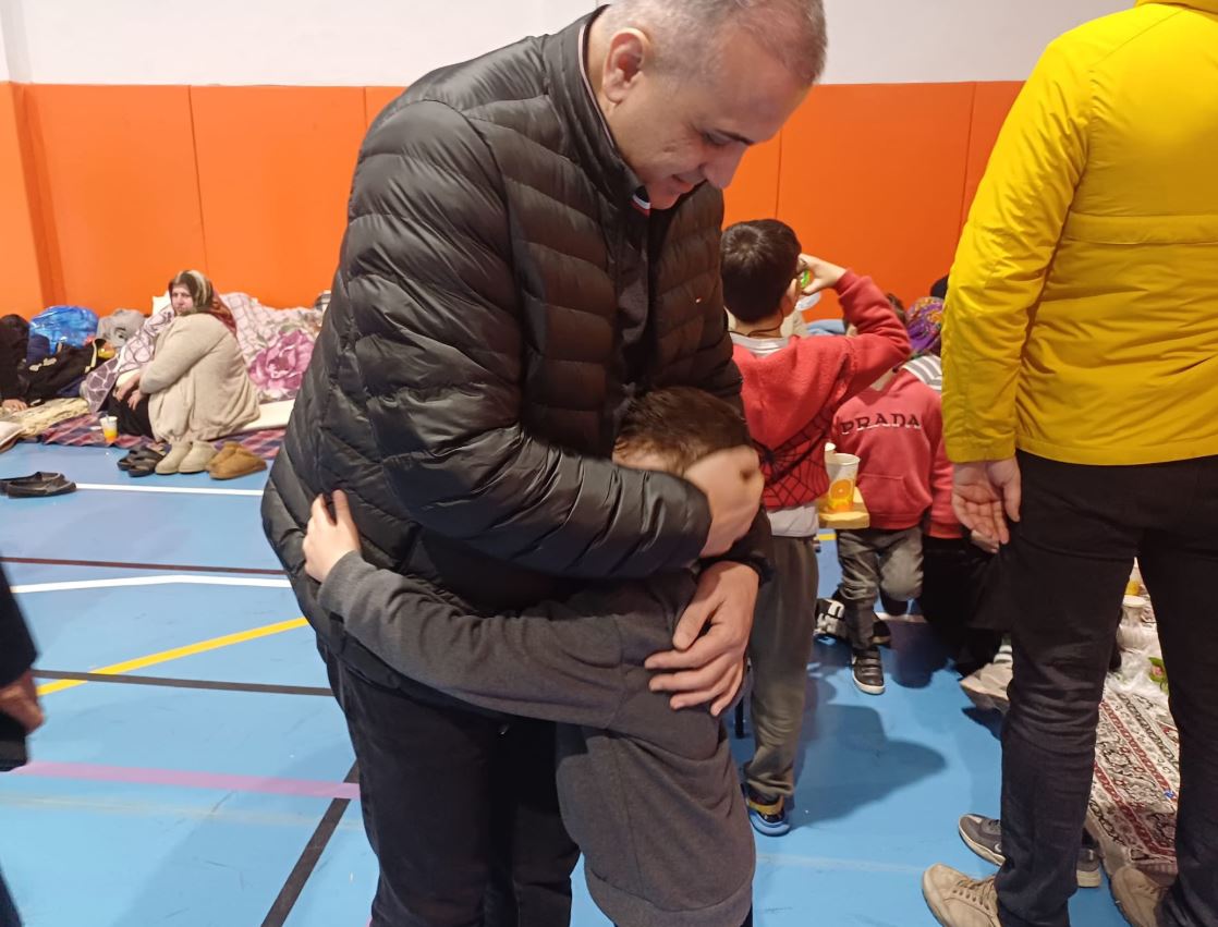 Kaymakamımız Mustafa ANTEPLİOĞLU, depremden etkilenip de evlerine giremeyen vatandaşlarımızı toplanma alanı olan okullarımızda ziyaret etti. 