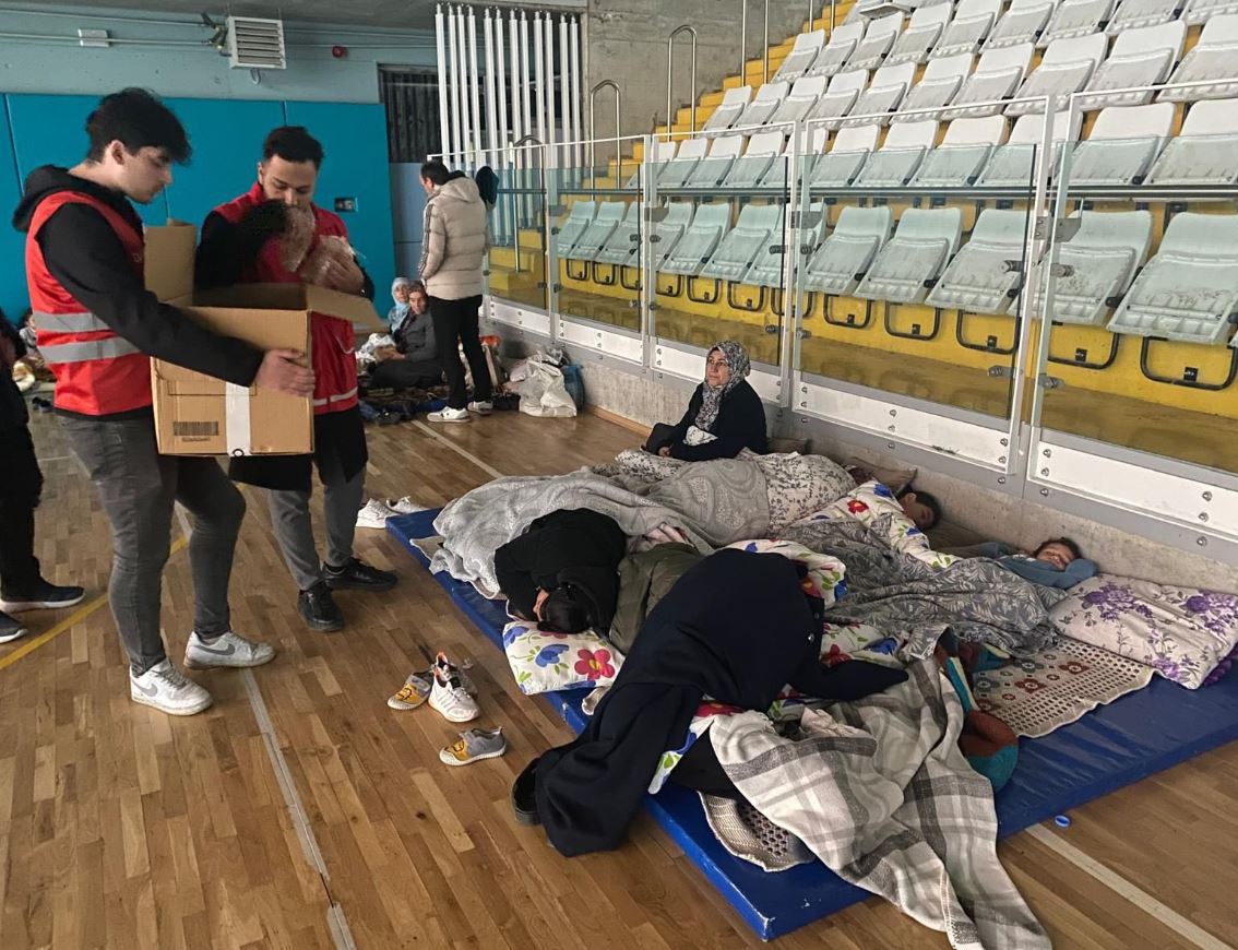 Kaymakamlığımız koordinesinde, Türk Kızılay Küçükçekmece Şubesi dışards kalan vatandaşlarımız için kahvaltılık yiyecek ikramında bulundu.