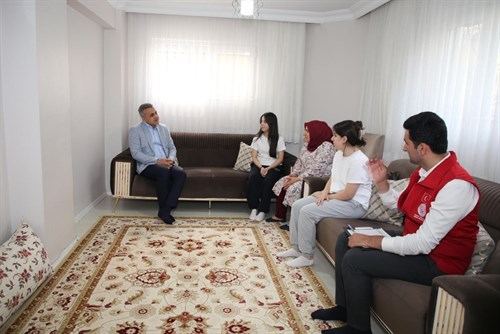 Kaymakamımız Mustafa ANTEPLİOĞLU,  ilçemizde oturan ailelerimizin evlerine misafir olmaya devam ediyor.   
