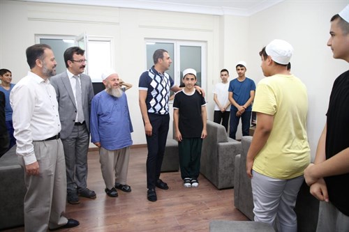 Kaymakamımız Turan Bedirhanoğlu, İmam-ı Azam Kur’ân Kursunu Ziyaret Ederek Öğrenciler ile Sohbet Etti